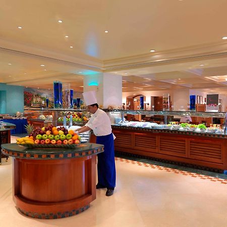 Radisson Blu Hotel, Rijád Restaurace fotografie The buffet at the Grand Hyatt Hotel, Dubai