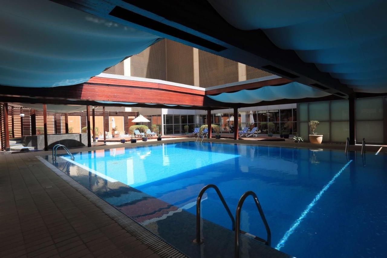 Radisson Blu Hotel, Rijád Exteriér fotografie The pool at the hotel