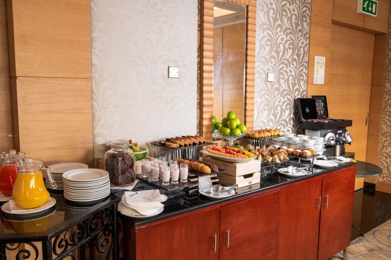Radisson Blu Hotel, Rijád Exteriér fotografie A buffet at a hotel
