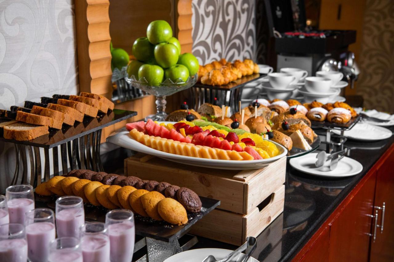 Radisson Blu Hotel, Rijád Exteriér fotografie A buffet at a hotel