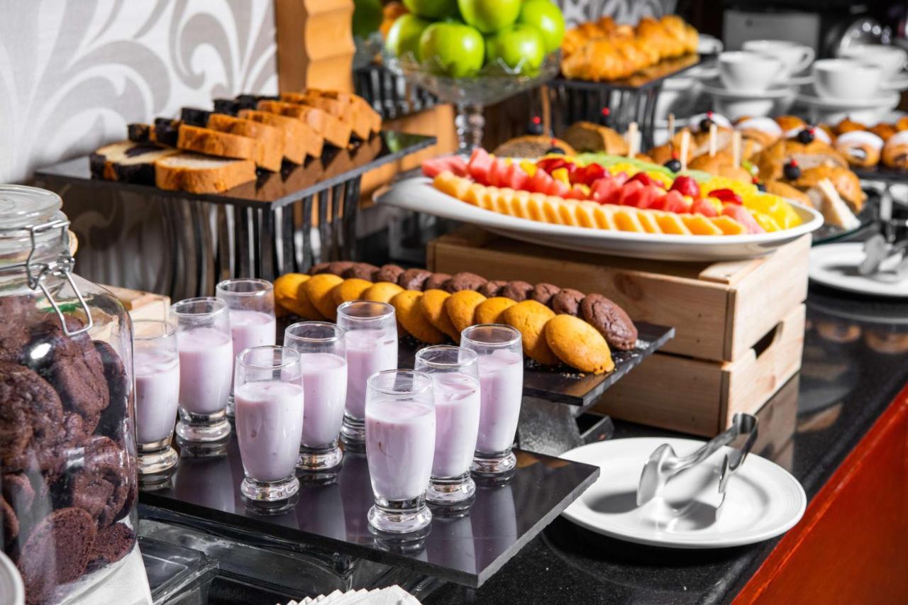 Radisson Blu Hotel, Rijád Exteriér fotografie A dessert buffet
