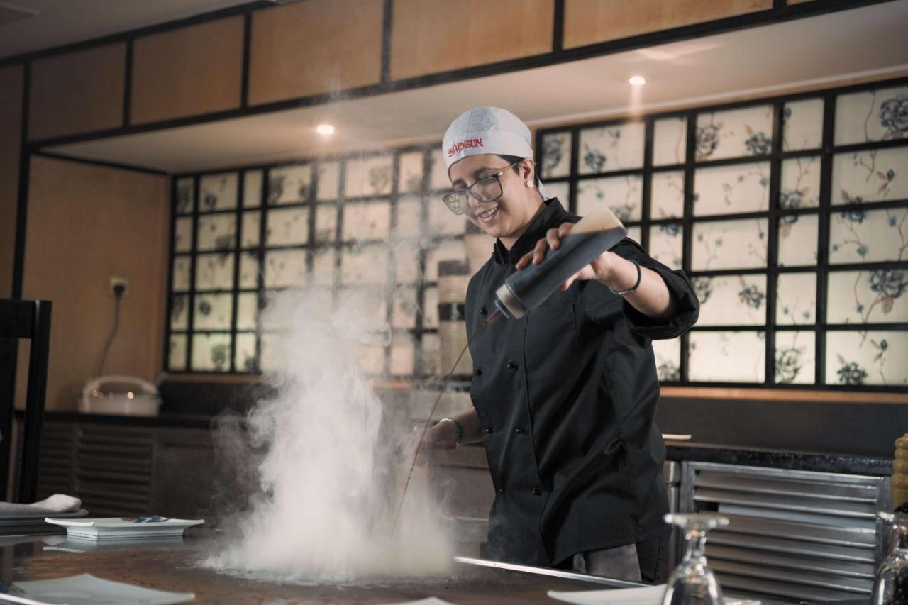 Radisson Blu Hotel, Rijád Exteriér fotografie A chef dusting a dish with powdered sugar