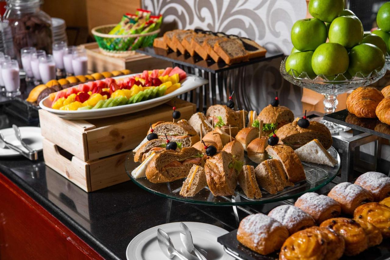 Radisson Blu Hotel, Rijád Exteriér fotografie A buffet