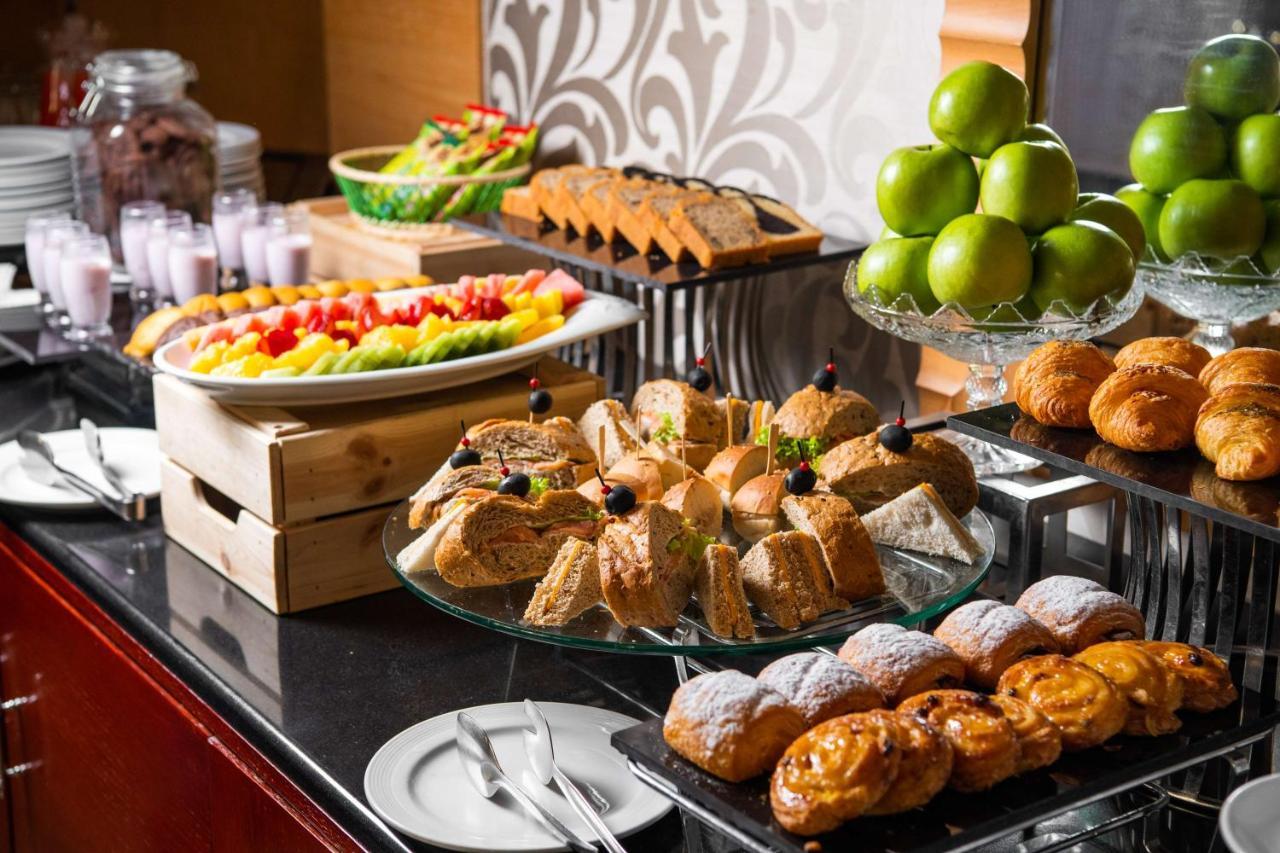 Radisson Blu Hotel, Rijád Exteriér fotografie A buffet at a hotel