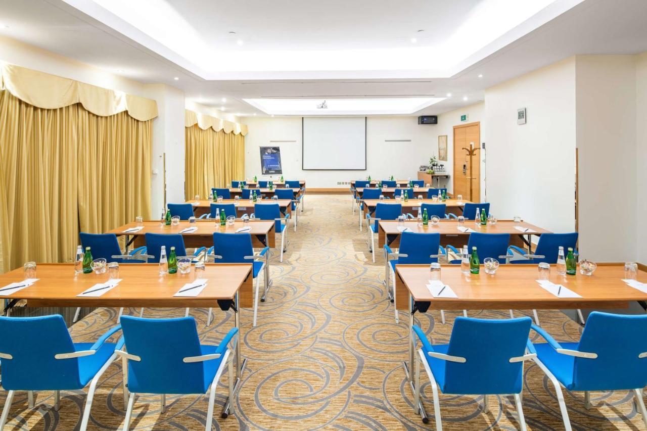 Radisson Blu Hotel, Rijád Exteriér fotografie Meeting room