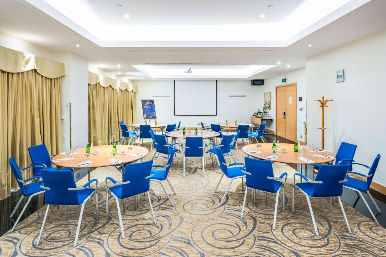 Radisson Blu Hotel, Rijád Exteriér fotografie Meeting room