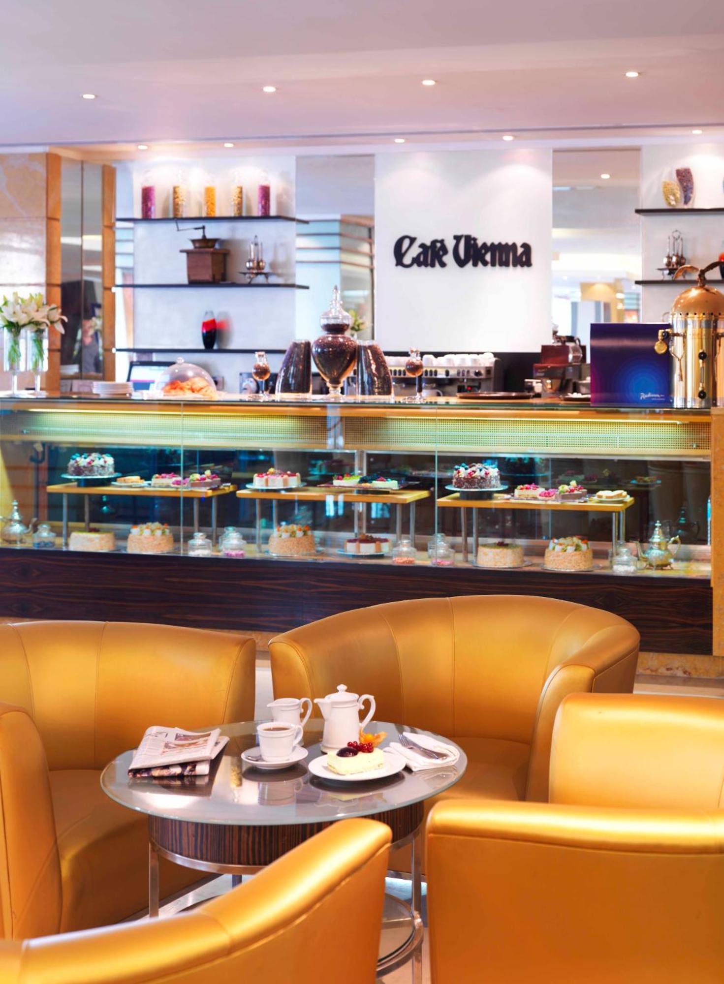 Radisson Blu Hotel, Rijád Exteriér fotografie Café Vienna