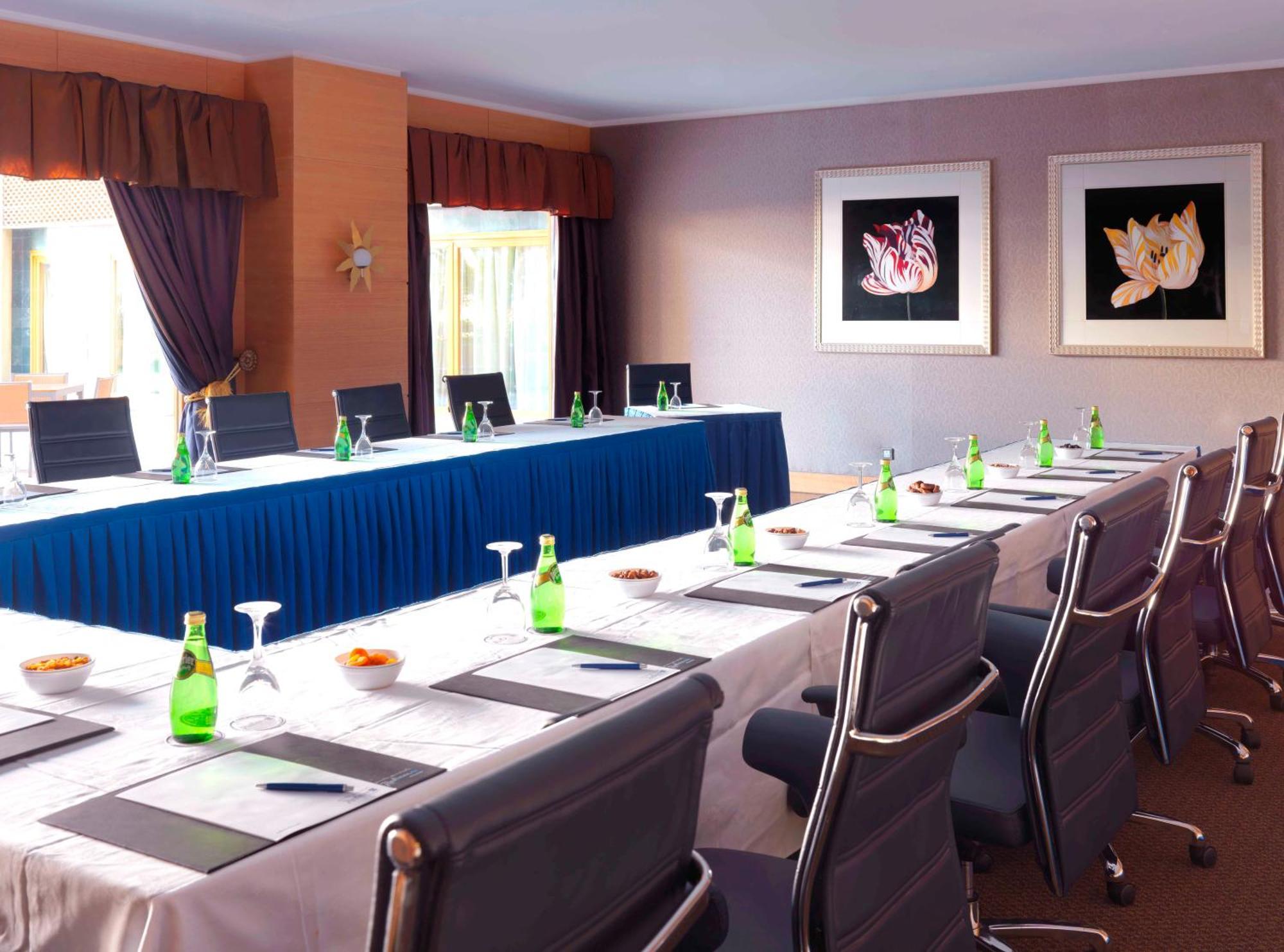 Radisson Blu Hotel, Rijád Exteriér fotografie Meeting room