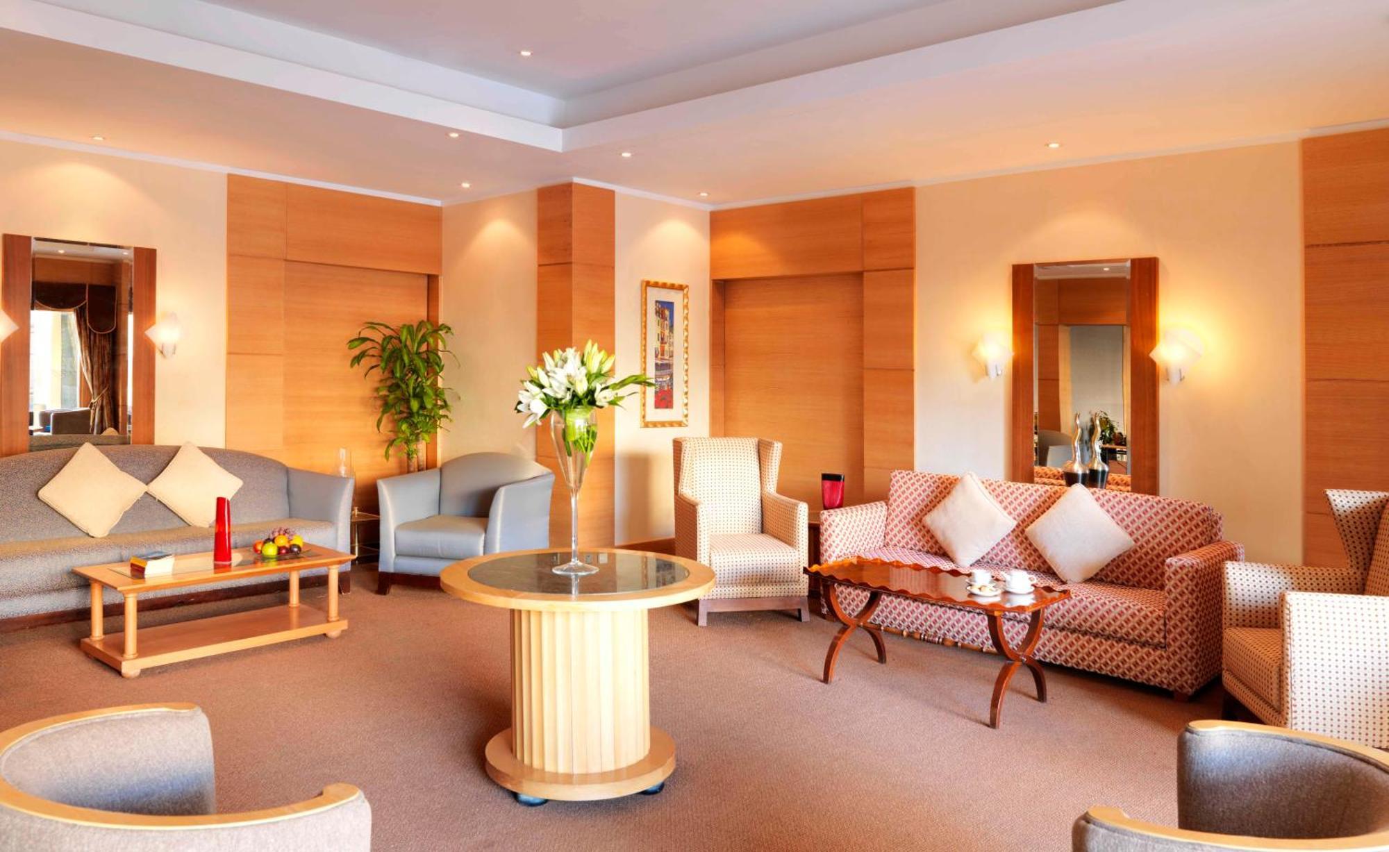 Radisson Blu Hotel, Rijád Exteriér fotografie The lounge at the airport