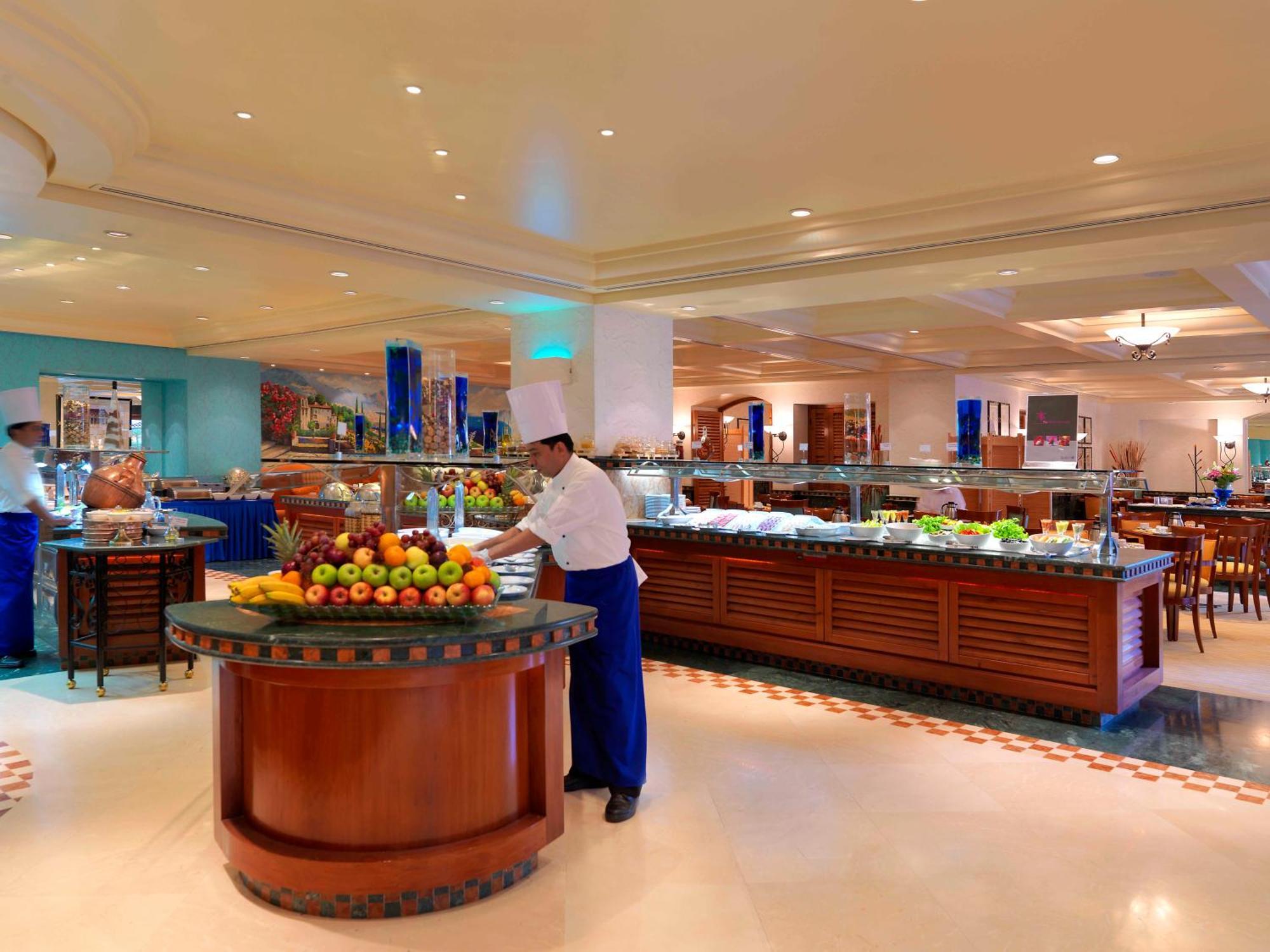 Radisson Blu Hotel, Rijád Restaurace fotografie The buffet at the Grand Hyatt Hotel, Dubai