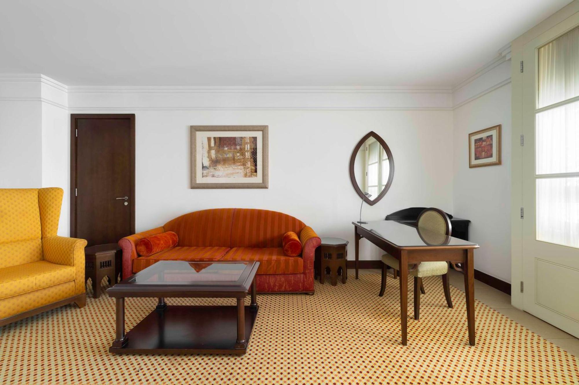 Radisson Blu Hotel, Rijád Exteriér fotografie A room with carpet